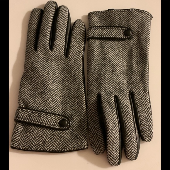 LOFT Accessories - The Loft Black/White Gloves size Medium NWOT